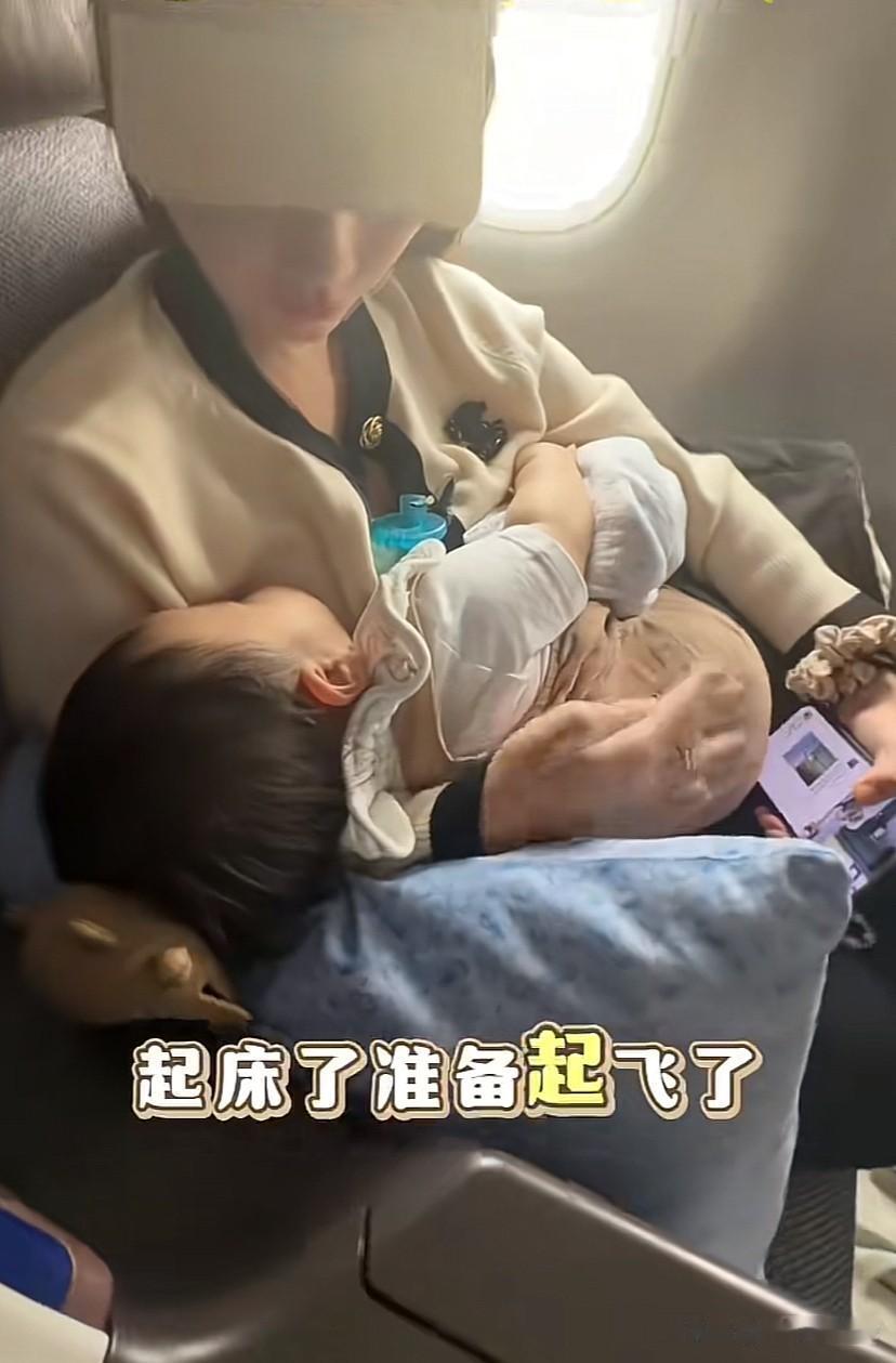 马筱梅夫妻俩带汪宝去台北看哥哥姐姐了！小汪宝从一出生就是飞来飞去，看来他也习惯了