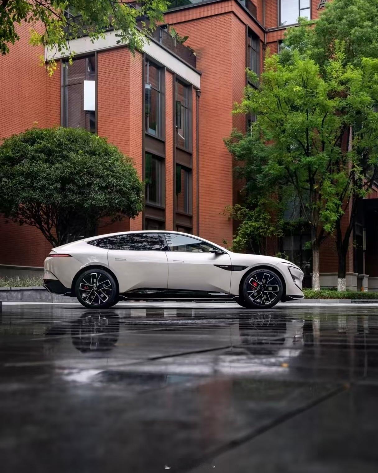 新阿维塔12重新定义时代好车阿维塔12长宽高分别为5020/1999/1470m