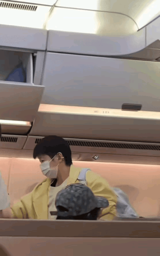 终于“捕捉”到莎莎了！看了很多国乒大部队现身成都机场的影像资料，就是没有发现心