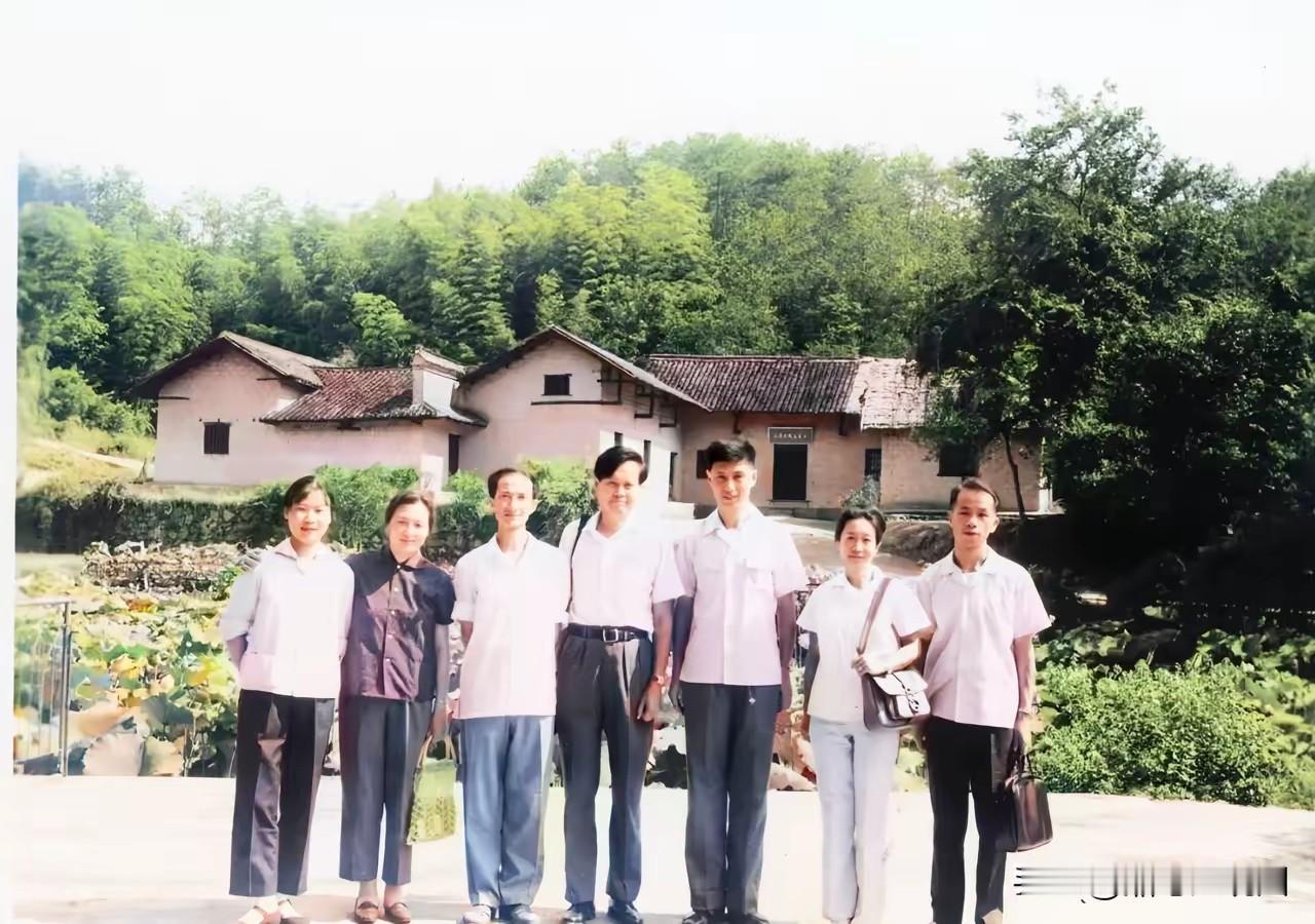 70年代，杨振宁从美国回来探亲时，去了毛主席的旧居参观时，拍了这张珍贵的照片！老