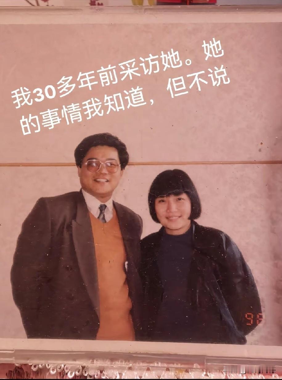 李娜老师出家前拍摄的这几张合影照片，脸上都绽放着幸福的笑容，根本看不出有任何遁入