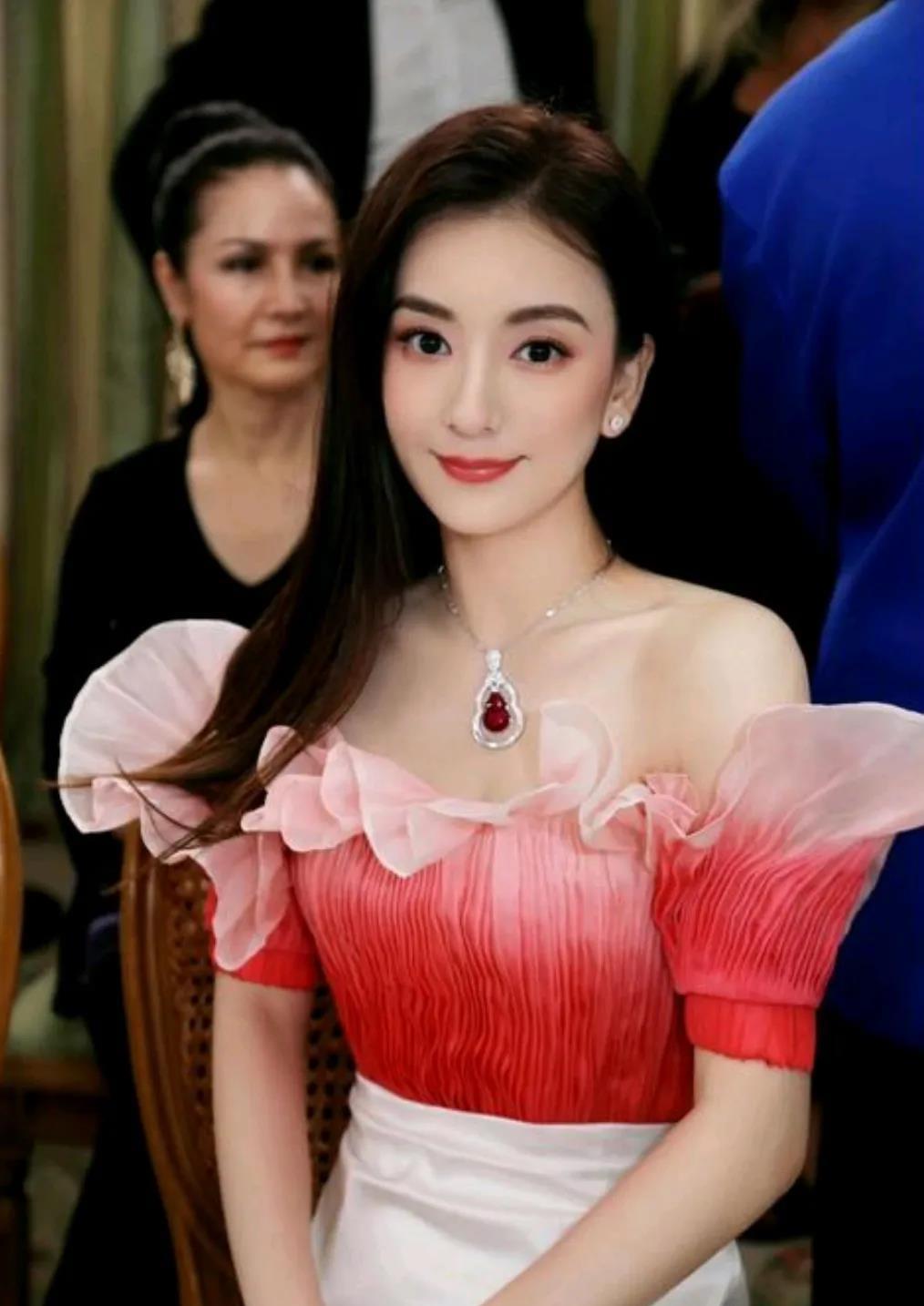 现在很多人说方媛在婚姻里很乖巧听话，又会传宗接代，再耀眼的女星，郭富城也握不住；