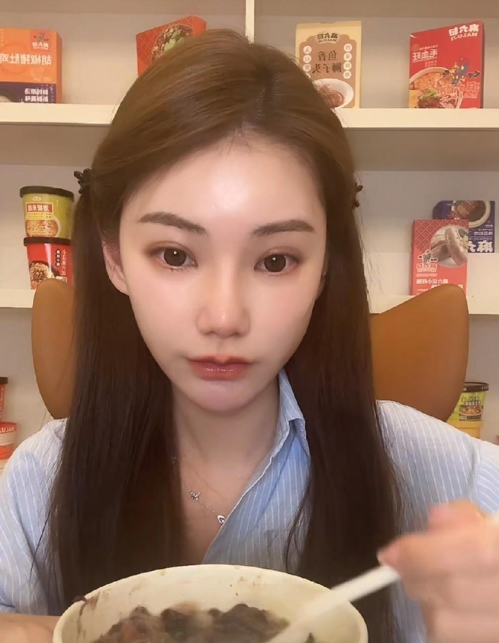 汪小菲能娶到马筱梅，正如他所说“烧高香了！”刚刚，马筱梅开播，称刚才法国飞回湾湾