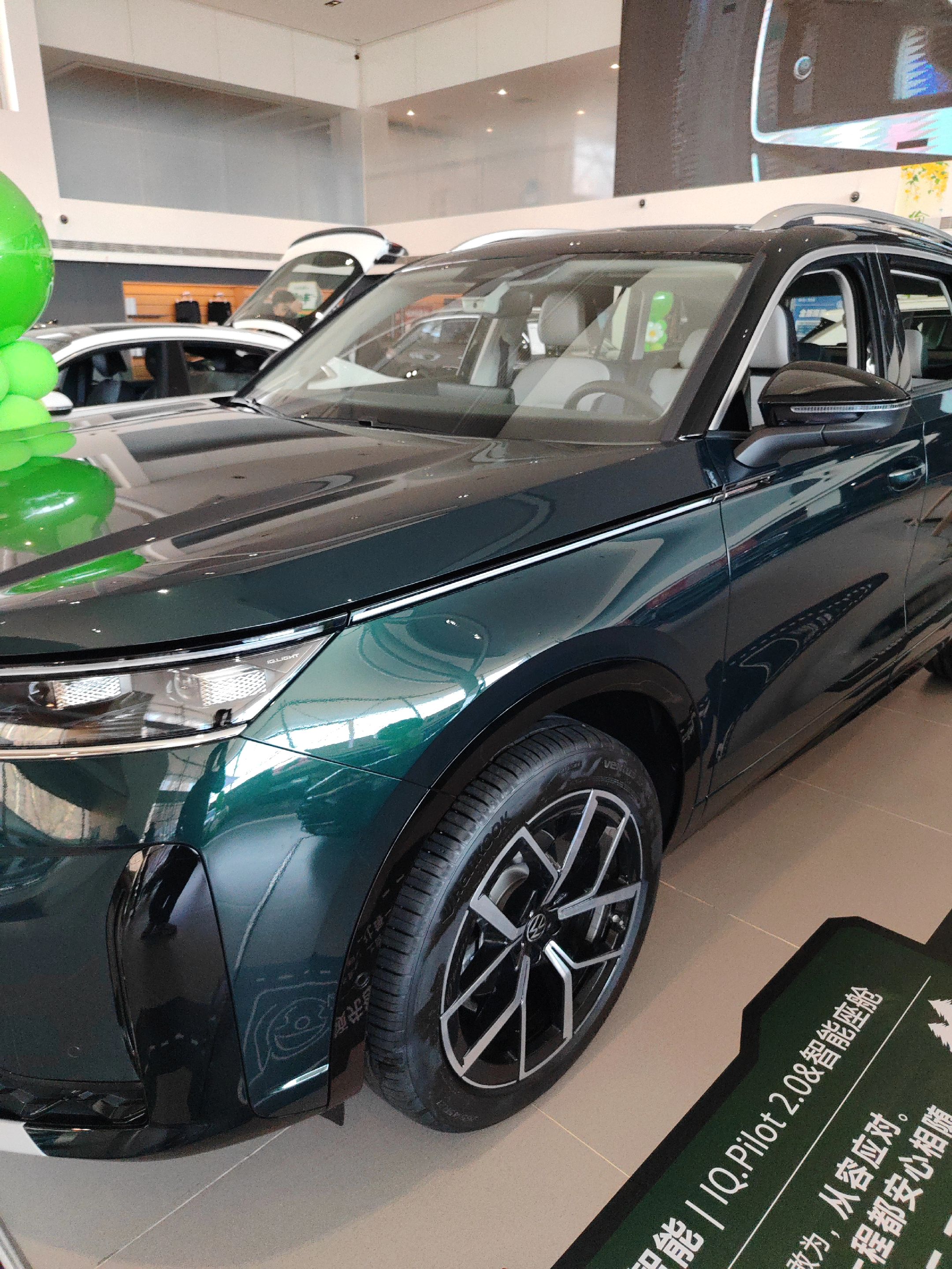 走进一汽-大众4S店，全新揽巡一登场便成为全场焦点，硬朗大气的外观搭配精致考究的