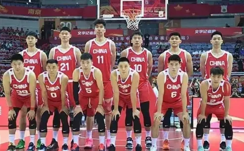 不吹不黑！现役中国男篮最强的12人阵容如下:1.后卫赵睿，孙铭徽，胡明轩
