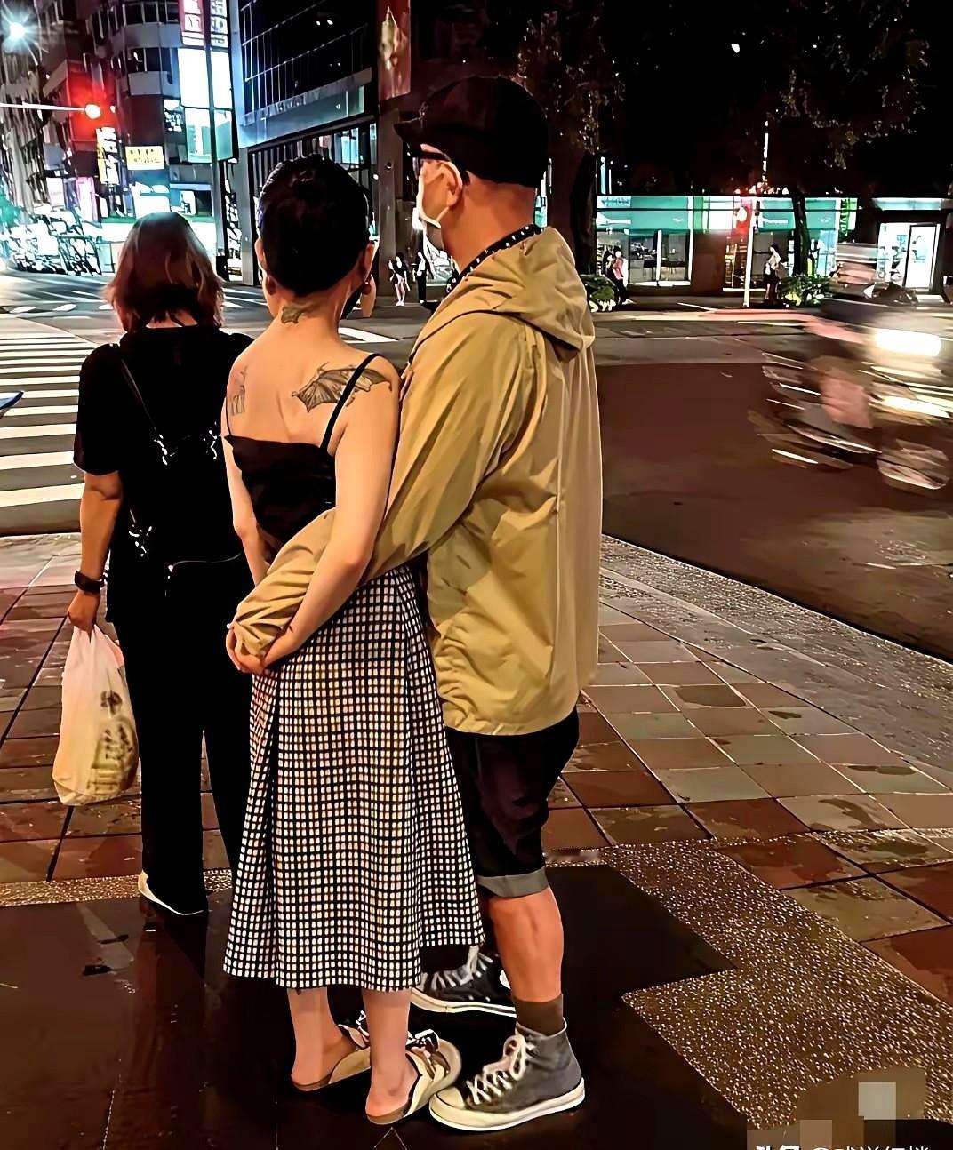 大S与具俊晔的照片流出。照片里，大S身上有纹身，脚蹬拖鞋，亲昵地挽着具俊晔的手