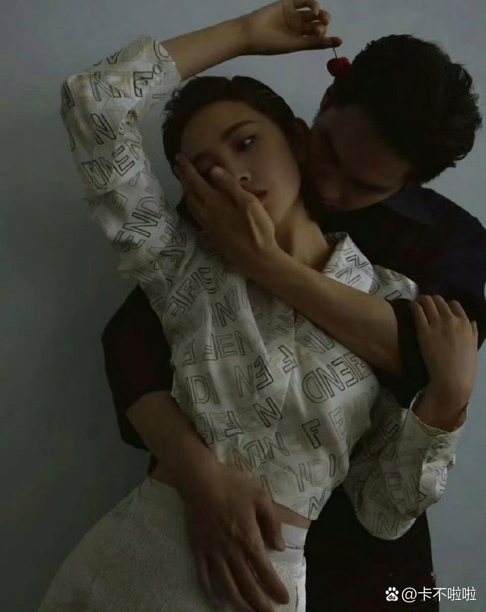 张若昀的手好大，唐艺昕的腰好细，这夫妻俩绝了！