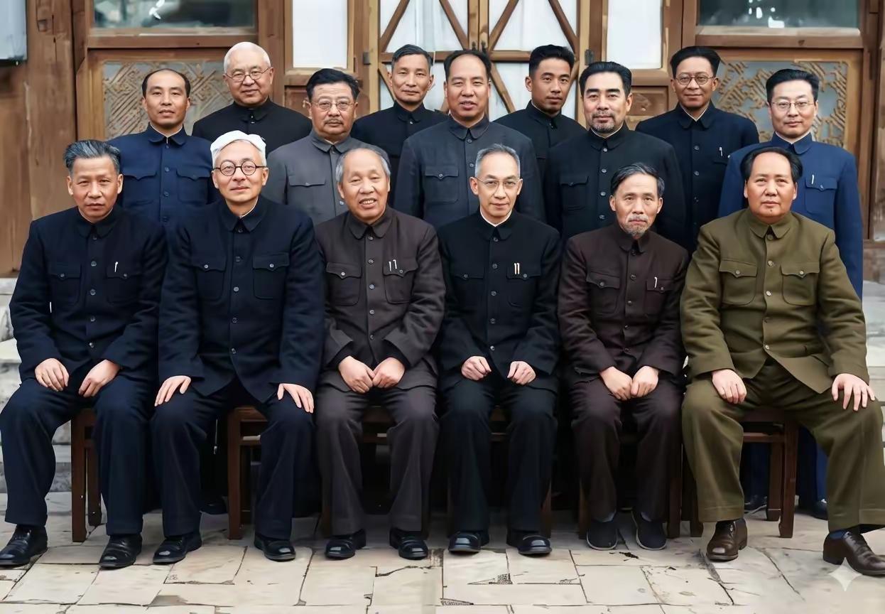 这是1949年，毛主席和民主人士、文化名人、党内元老的合影照片。毛主席，刘少奇