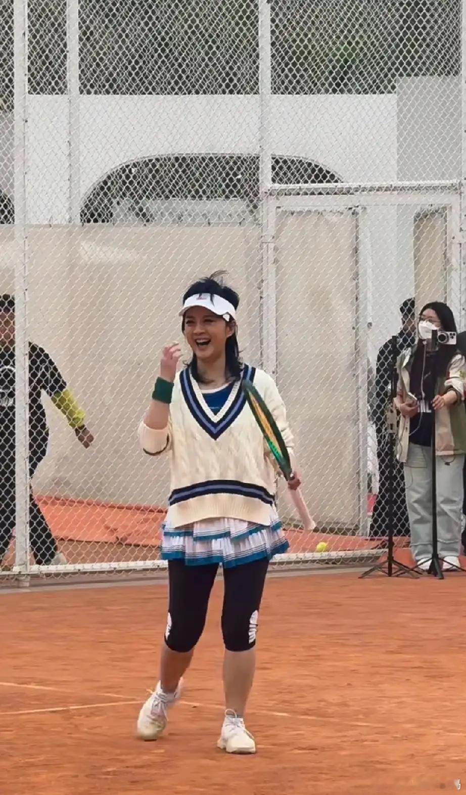 许戈辉参加了瞿颖举办的网球比赛，上半身穿针织毛衣，下半身穿紧身七分裤，以前知性的