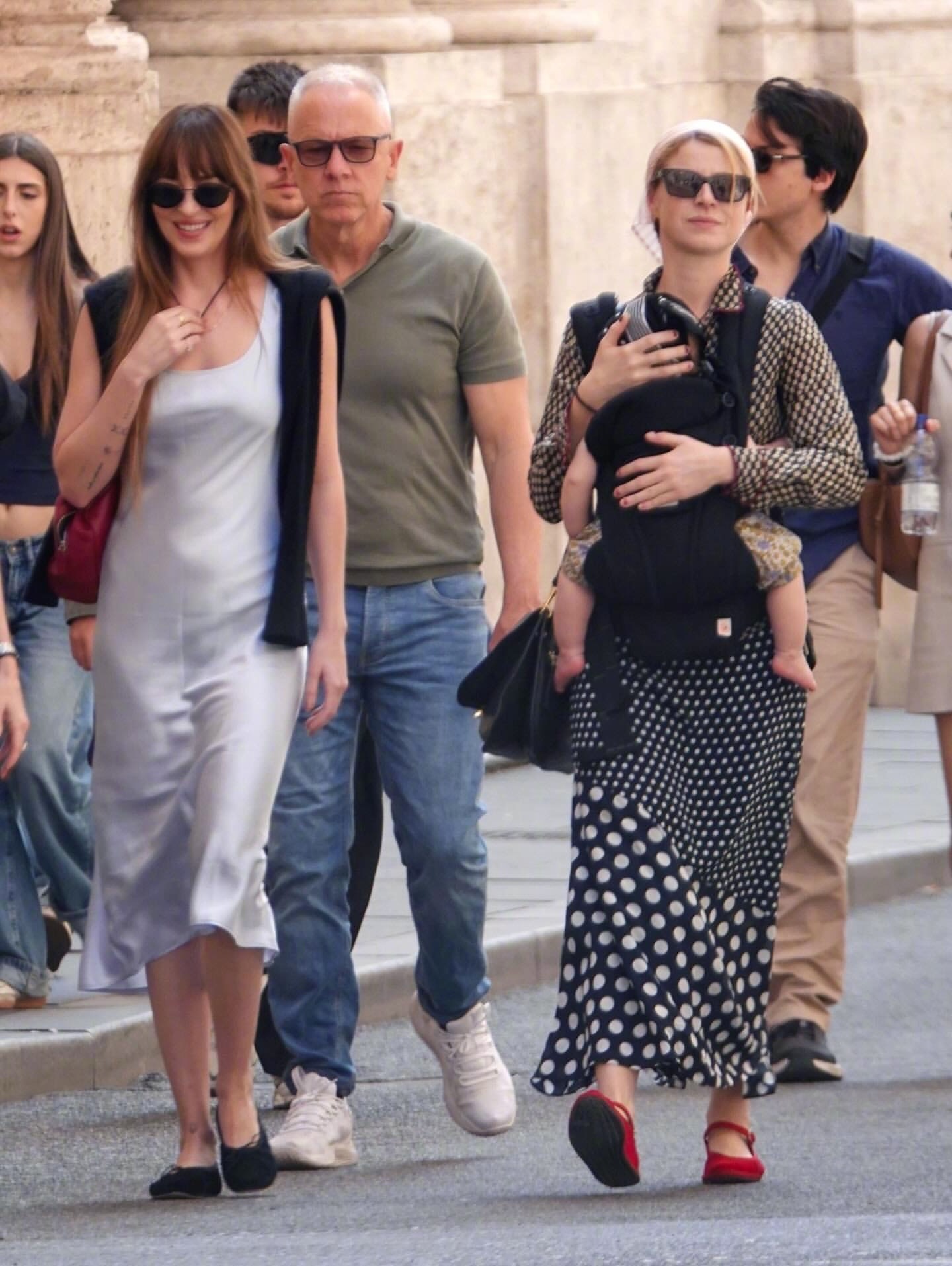 达妹DakotaJohnson和JessieBuckley现身罗马街头。