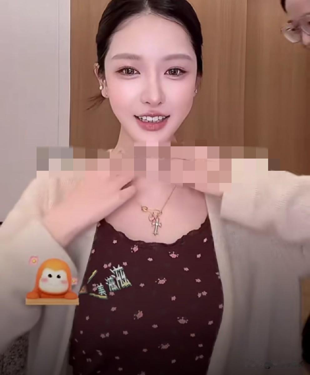 方丈送价值120万元项链，杜凤现场佩戴笑容满面！前阵子