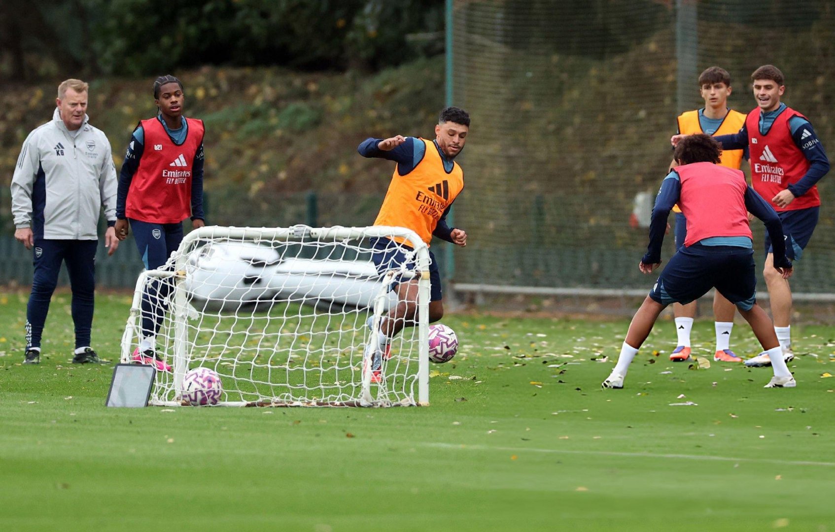 枪手旧将张伯伦跟随阿森纳青年队训练保持状态，暂无球可踢。阿森纳枪手旧将