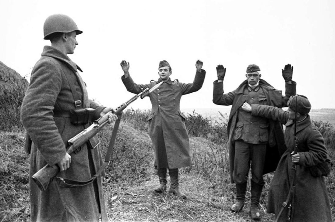 [呲牙笑]估计是宣传照片——1941年，2名德军士兵放下武器向苏军投降。19