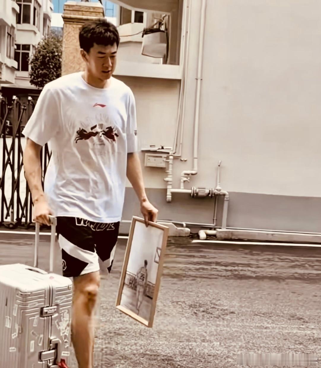 再见“条哥”王少杰！谢谢你为广东宏远拼的每一场比赛收拾好行李箱，也收起了两年的粤