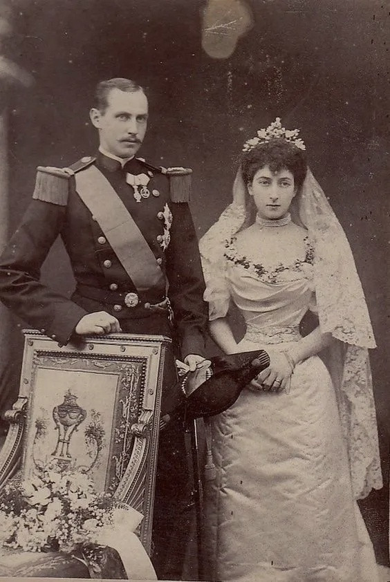 【来自投稿】1896年，英国威尔士公主莫德和丹麦王子卡尔的结婚照。九年后他们成为