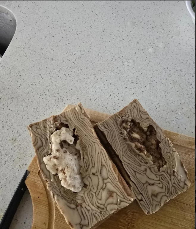 我今天可真是遇到大无语事件了！切个五香素鸡，一刀下去，差点把我的刀都给崩了。仔细