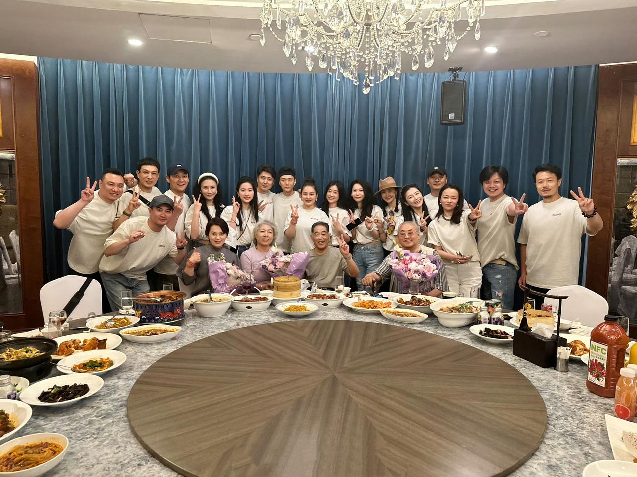 刘亦菲回北电与师生一起大合影，在人群中并不出众，还胖了不少，她打扮本就朴素，像学