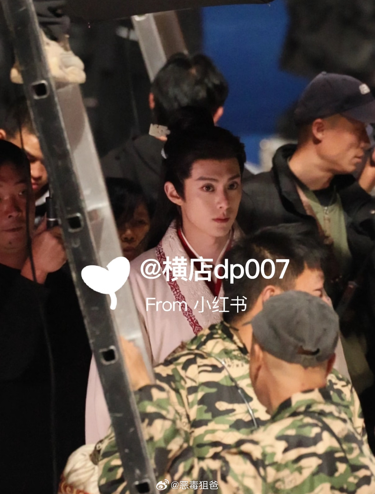 王鹤棣将门独后今日路透早说过王鹤棣的五官就是越到晚上越能彰显精致这张脸放在博物馆