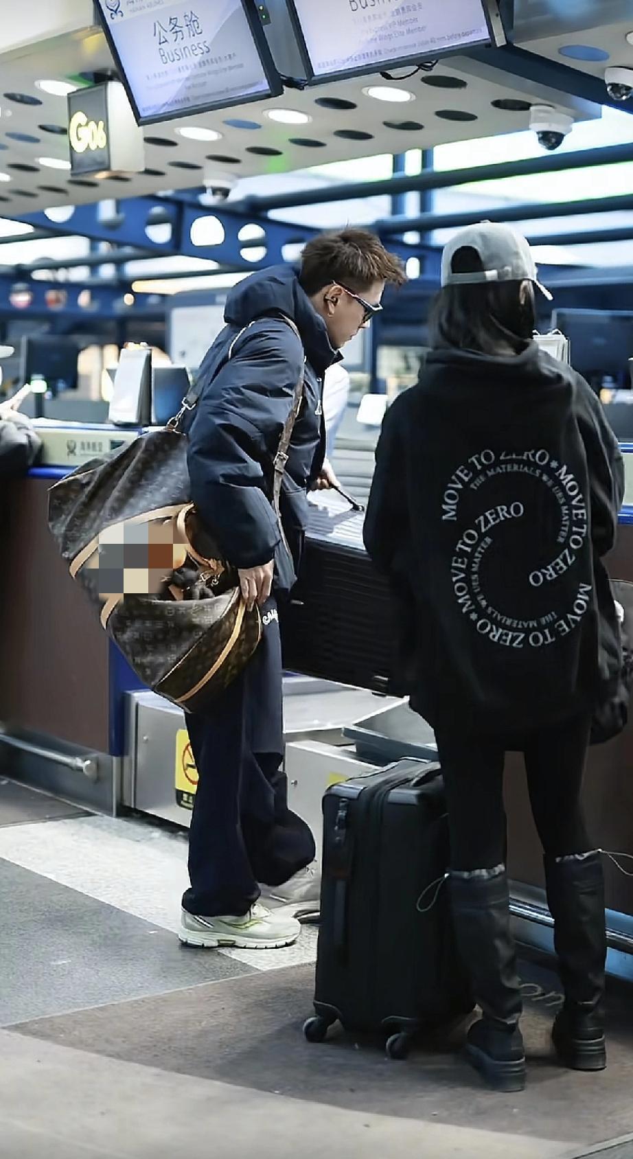 吴谨言与老公洪尧罕见同框春节出游，吴谨言像小老太太，洪尧却很帅。2月8日一大