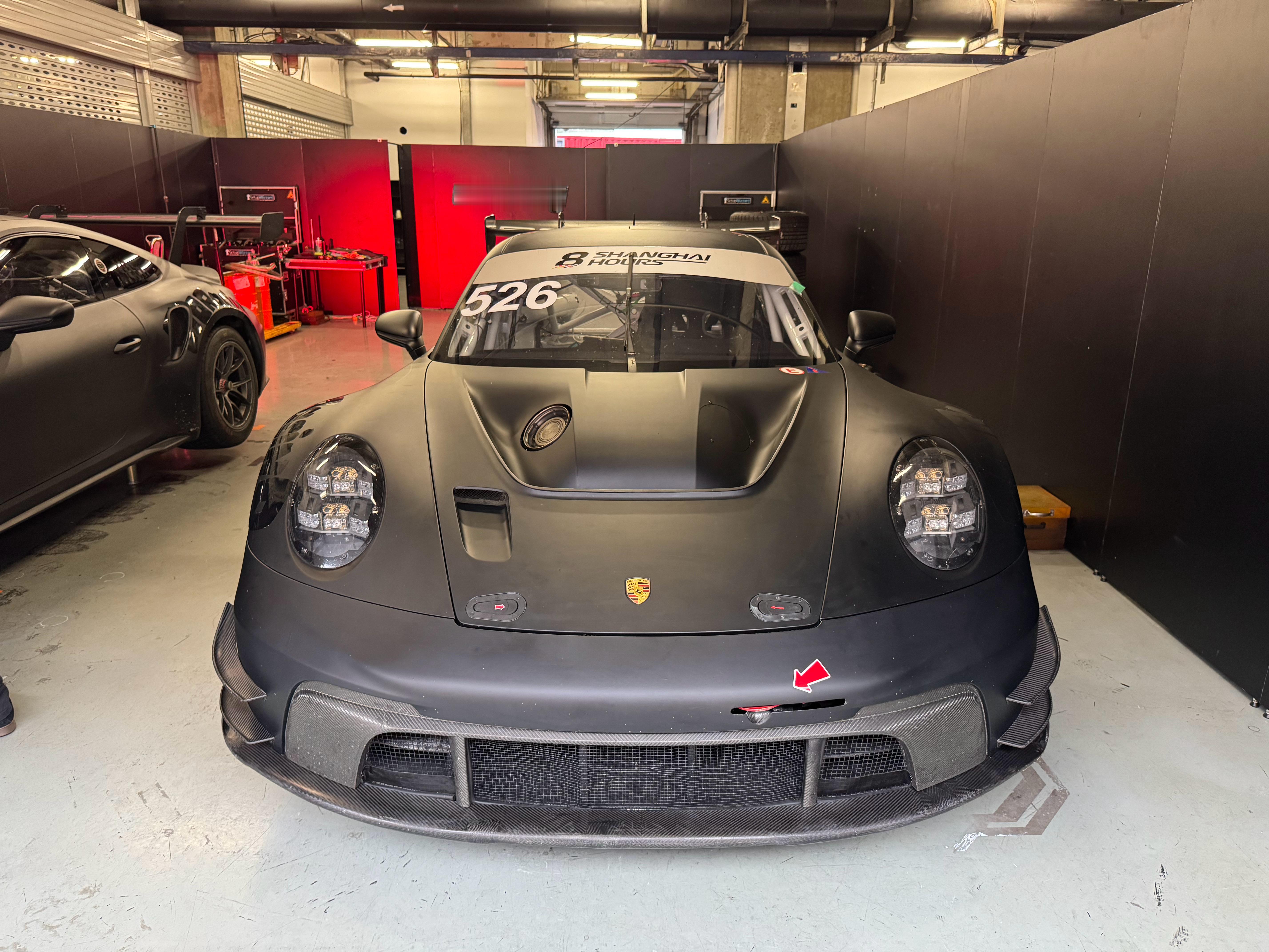 好帅的992GT3R，这个货有个外号，叫雨战大杀器。全世界所有的GT3赛车里，它