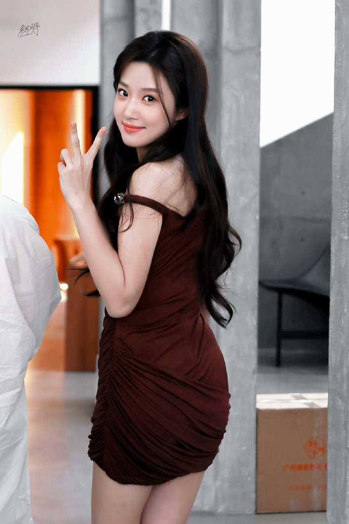 卢昱晓美拉德一字肩裙，卢昱晓秋日女友感，谁来懂一下这个晓晓的明媚感呢，好生优越的