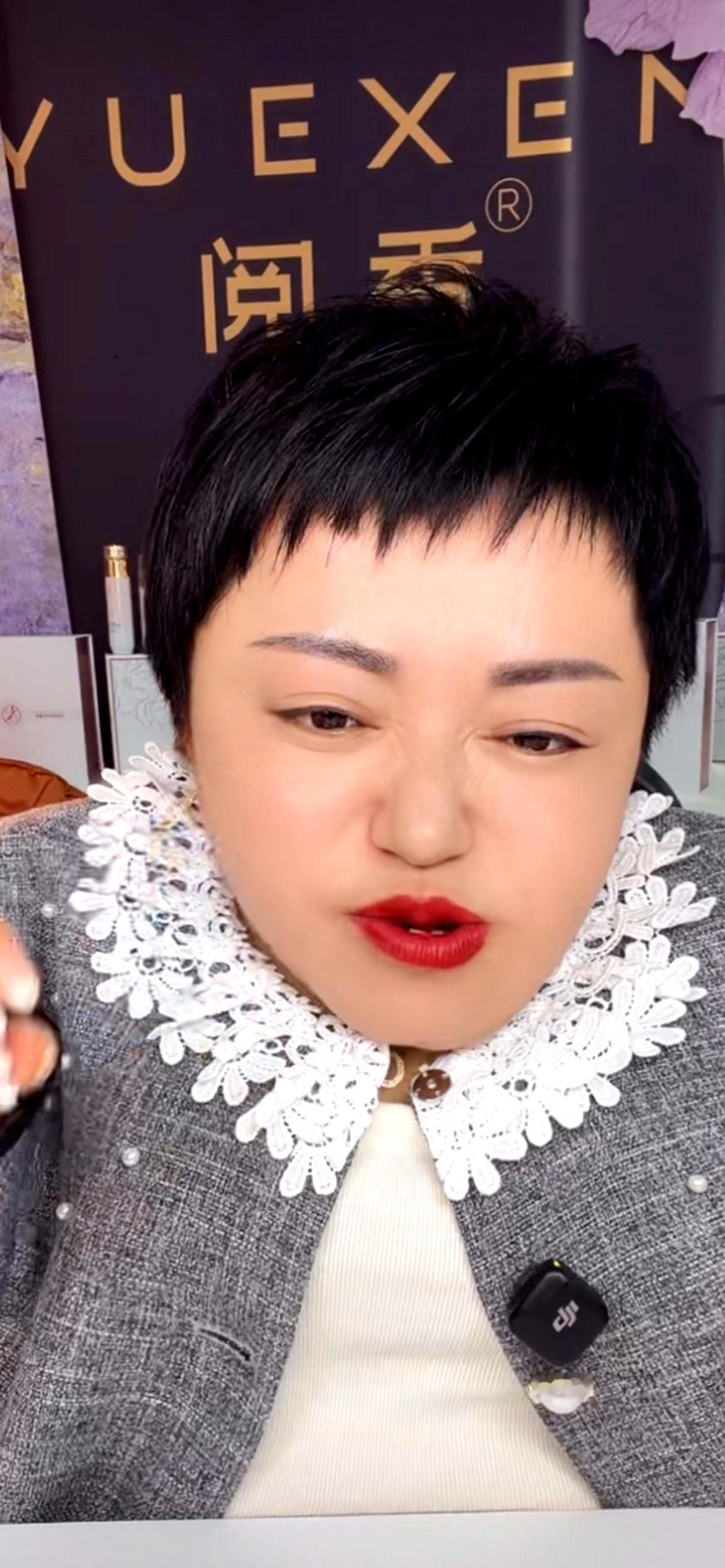 婚礼办得比谁都高调，离婚也离得比谁都体面。三年里，李喜梅教大双直播、带货、