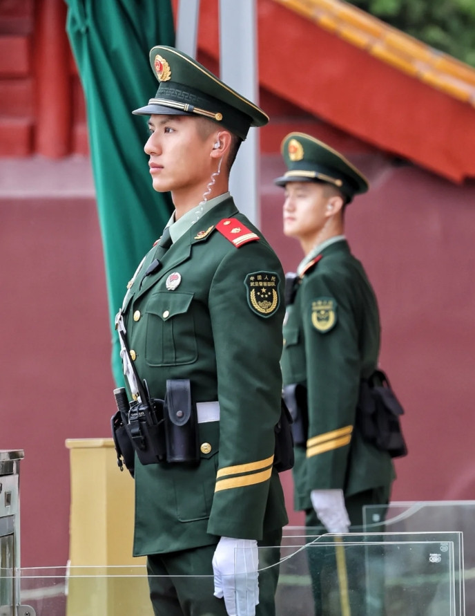 在天安门前，武警战士们挺拔如松，守护着这片神圣的土地。他们身姿挺拔，目光坚毅，每