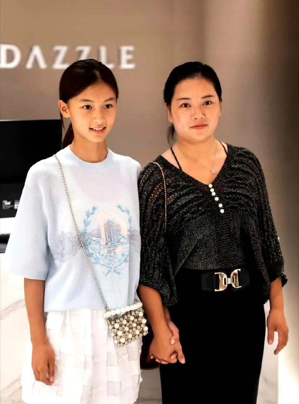 终于知道新晋网红七七的妈妈为什么这么着急变现并频繁蹭女儿的热度了。原来是因为她开