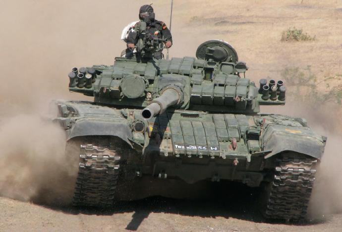 每天认识一件兵器苏联T-72主战坦克T-72坦克是苏联在T-64坦克的基础上研