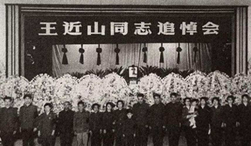 王近山与肖永银终于冰释前嫌，久别重逢时王近山激动落泪，肖永银劝他不必再忆往昔！