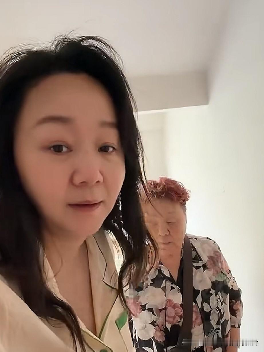 演员王一楠长得像她的妈妈，她的身材也像妈妈，不过作为演员，她还是比较注意自己的体