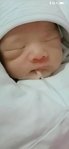 泪目！河南郑州，产房里一个刚出生三天的小男婴不睁眼，不哭不闹，只睡，家里人起先当