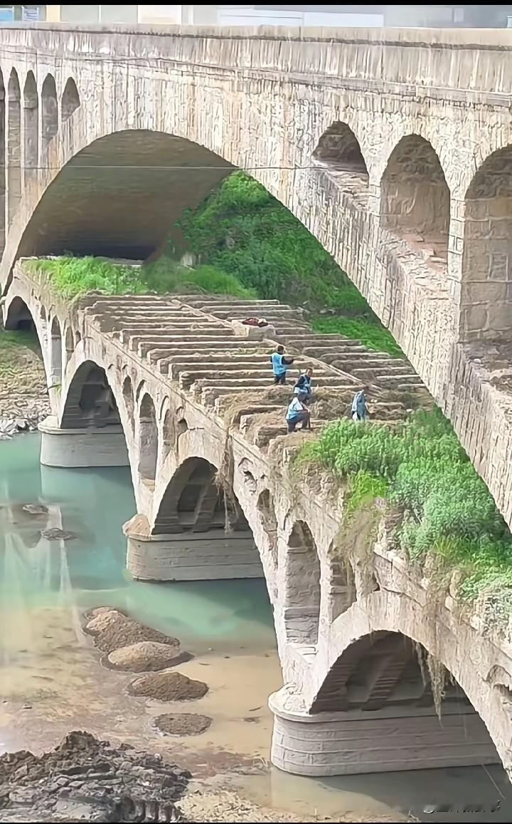 有人知道这种桥的设计理念是什么吗？为什么拱桥下面还有一个平的桥梁呢？这样做的目的