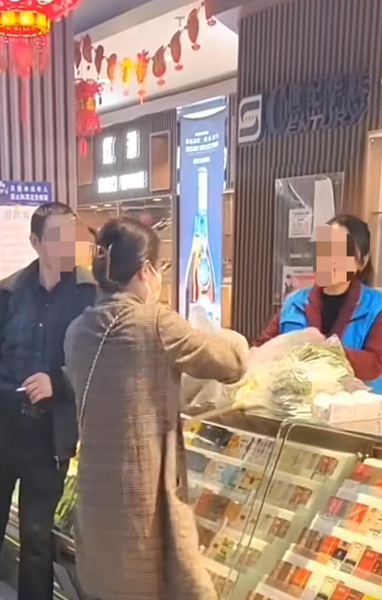 近日上海，一女子在超市买菜，结账时被告知散装袋2毛钱一个。店员解释，货架旁边