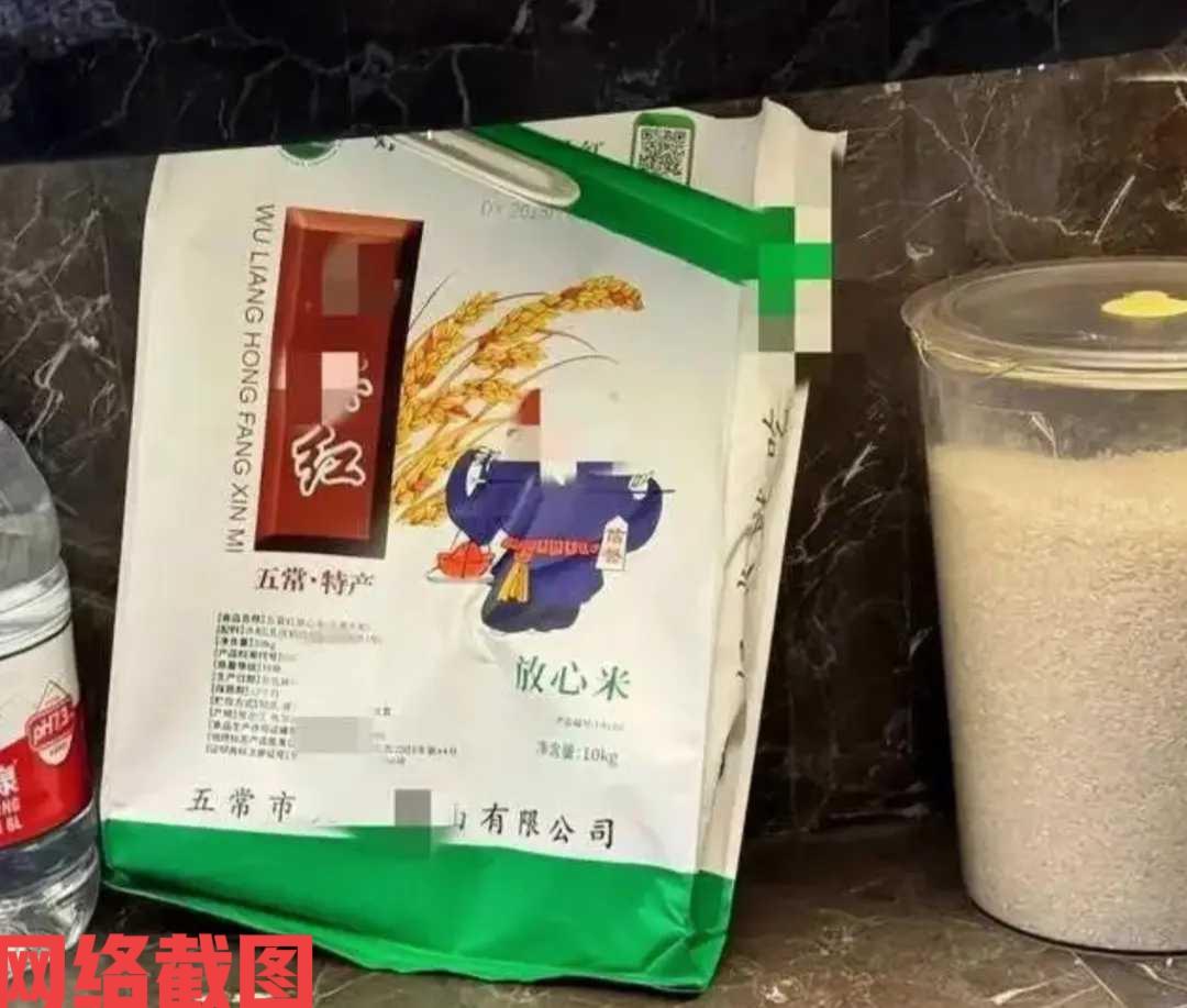 湖北武汉有女子餐馆吃饭看大米没洗。这是女子带孩子来一家餐馆吃饭，看到这家的店