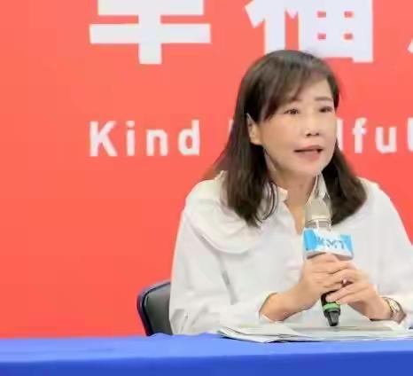 尹乃菁终于变清醒了，不愧跟郑丽文访陆增进了见识！发现错误能第一时间站出来纠正