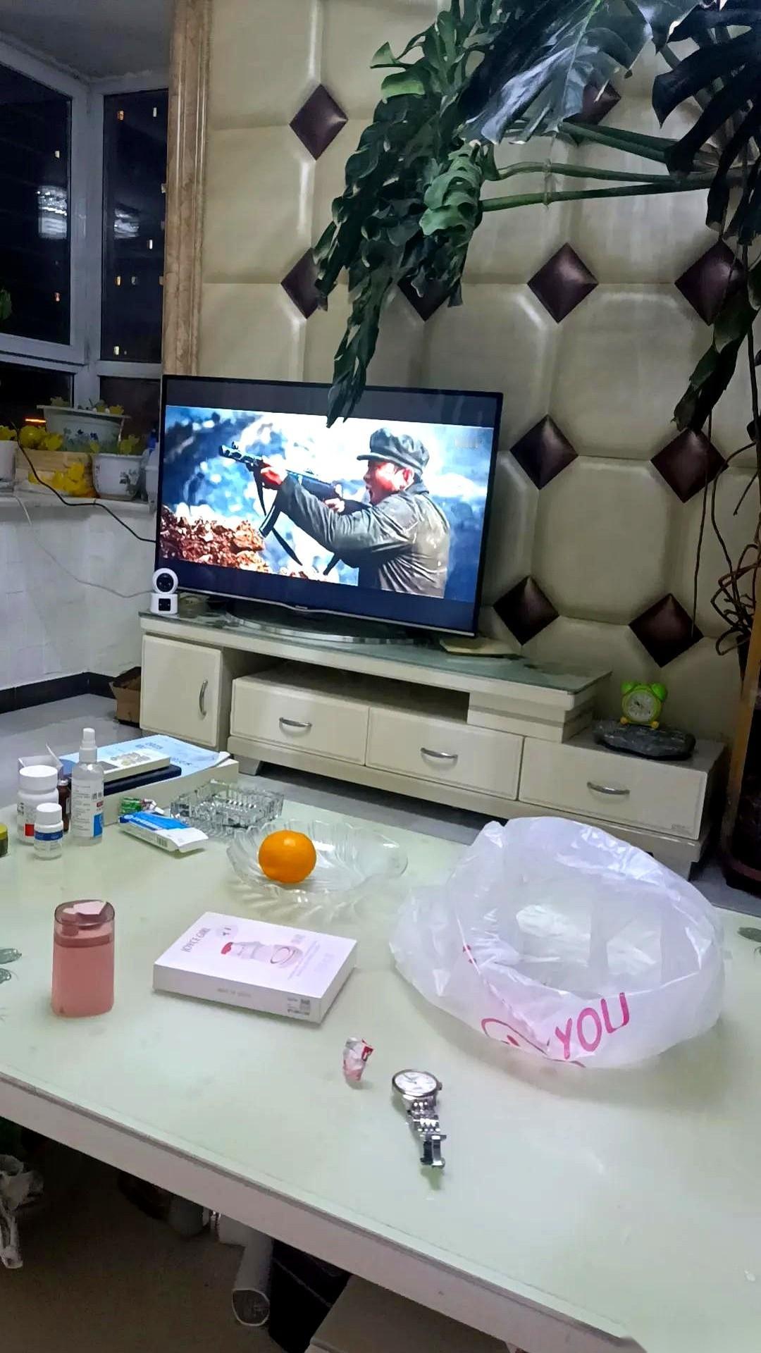 “心脏病发！人快不行了！”那是抓捕现场，嫌疑人家属突然倒地，手拼命抓着胸口。队