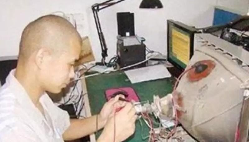 1992年4月18号，昆明公安局里一位年轻的犯罪嫌疑人趁警察不注意的时候，低头研