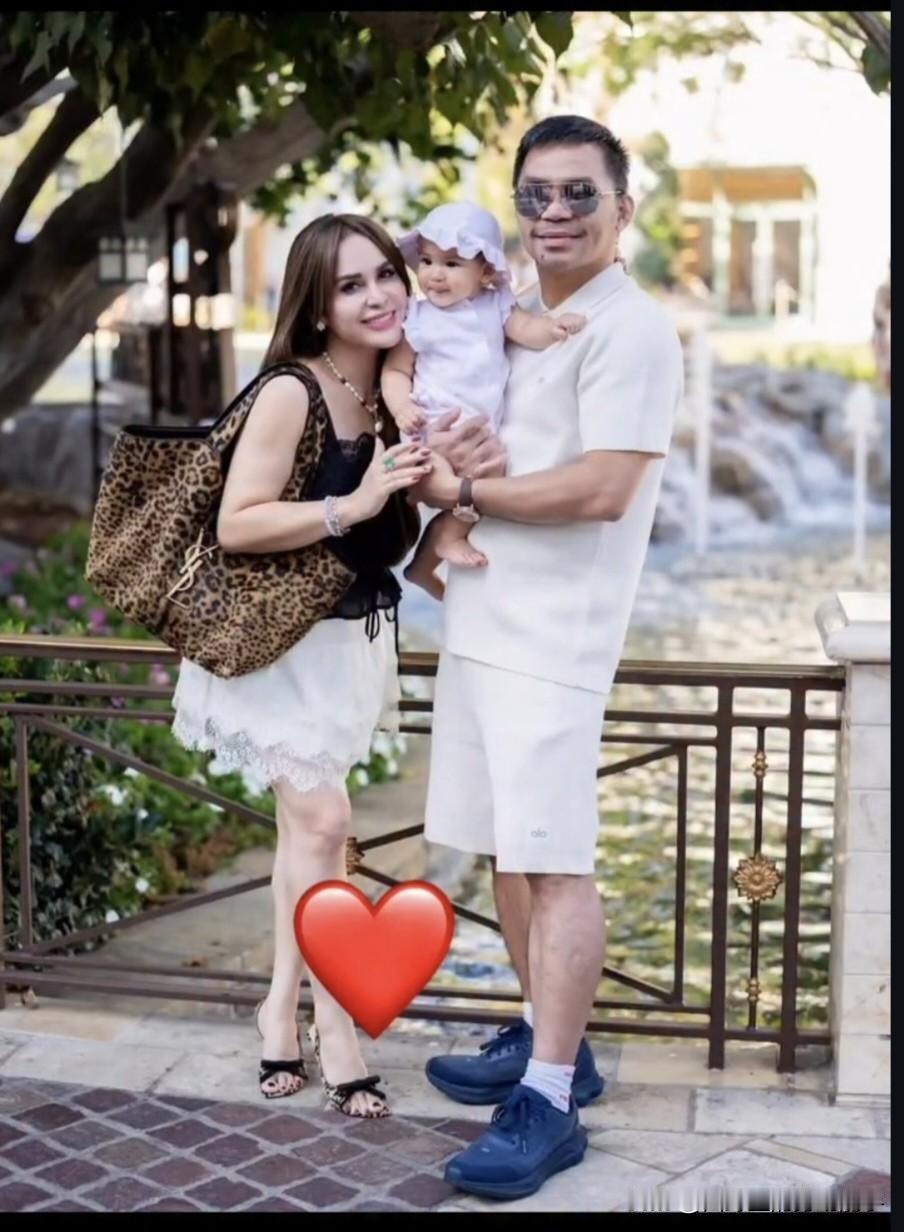 拳王帕奎奥和妻子去美国看望儿子时和小孙女在美国街头的随拍。从贫民窟少年，到世界拳