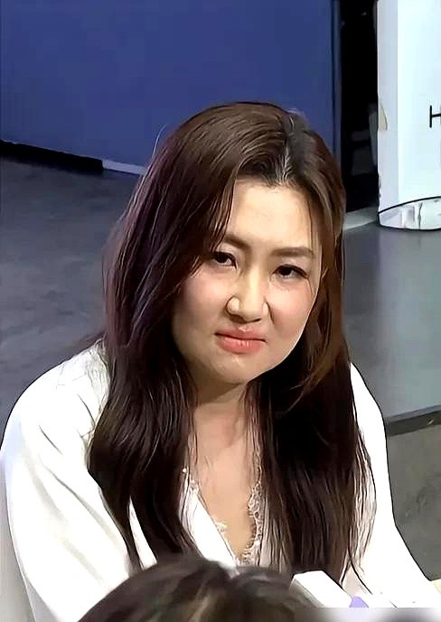 44岁的Selina顶着双下巴去幼儿园接娃，镜头怼在脸上，评论区却出奇地没有群嘲。宽松T恤配素颜，曾