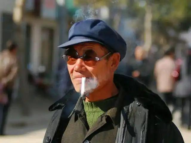 脑梗跟戴帽子有关？医生再三提醒：过了59岁后，天凉要注意这3件事一到冬天，许