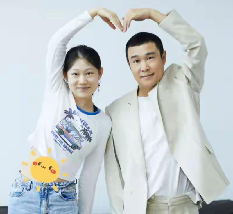 沈佳润跨年跑调险翻车，小沈阳一句话化解危机，这情商真绝了！18岁的沈佳润和