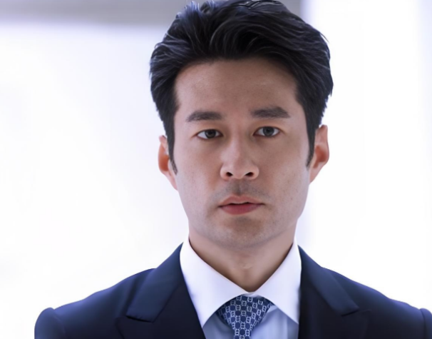 54岁演员谭凯在社交平台高调发文字里行间满是激动和感慨，谁能想到，继青岛饺子馆