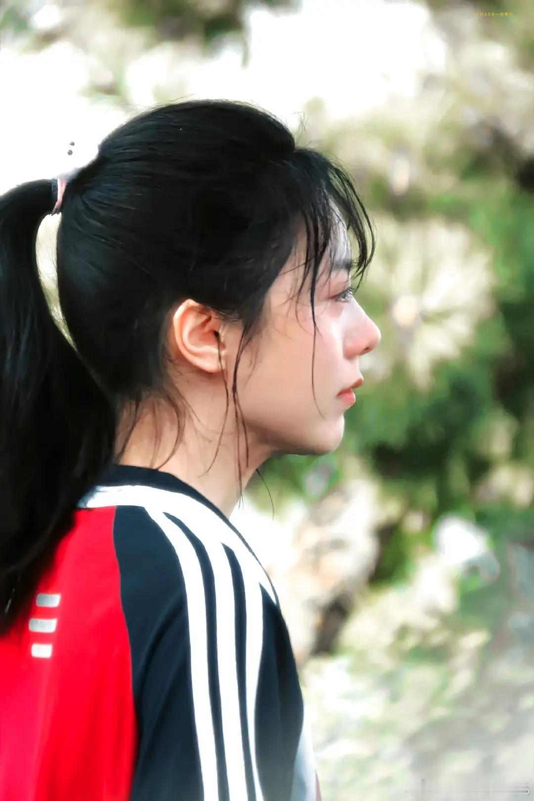 赵今麦挺适合倔强少女这条路子，以后大了也方便转型青衣。赵今麦樱桃琥珀​​​