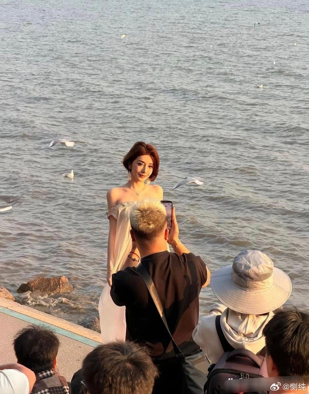 还是没看明白这个衣服到底怎么挂稳的