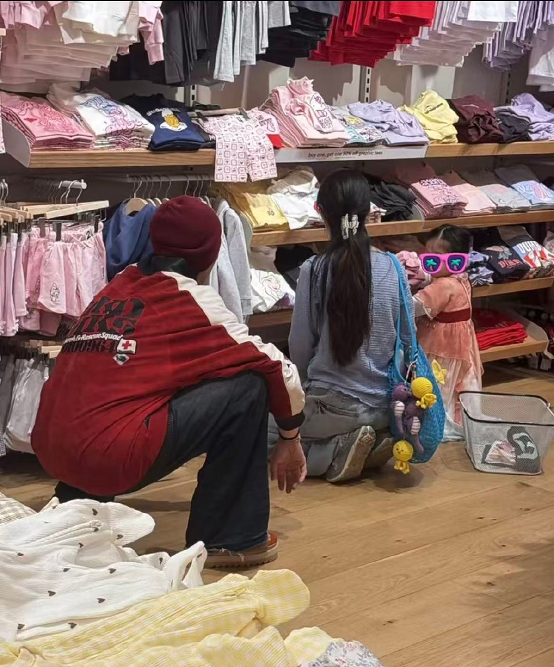 新加坡偶遇向佐郭碧婷带女儿买衣服偶遇向佐郭碧婷带女儿买衣服2月12日，网友新