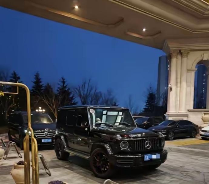 近日青岛偶遇王宝强，直接被女友冯清宠上天了，状态松弛又幸福！女友亲自开奔驰大