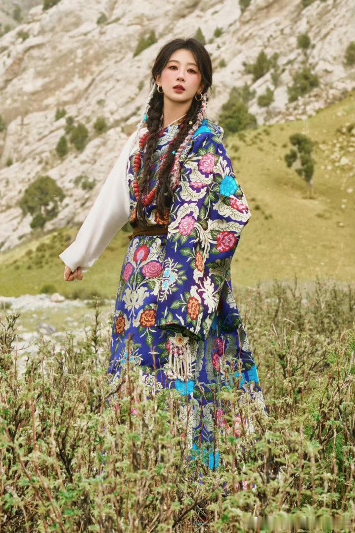 杨紫穿上了藏袍，还是文旅局长送给她的，终于圆了她的梦了！