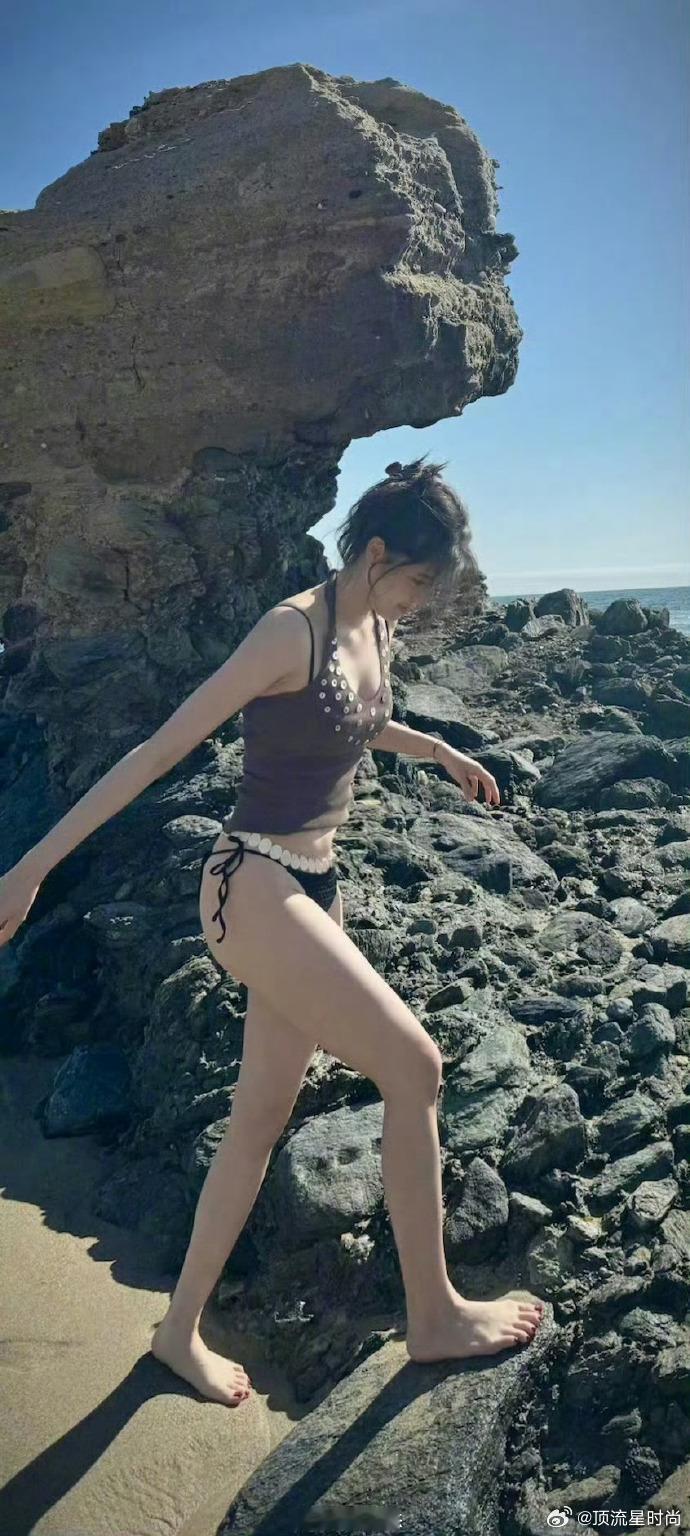 欧阳娜娜的穿衣风格其实也挺性感的，不过相比一些明星来说，她的身材可能没有那么突出