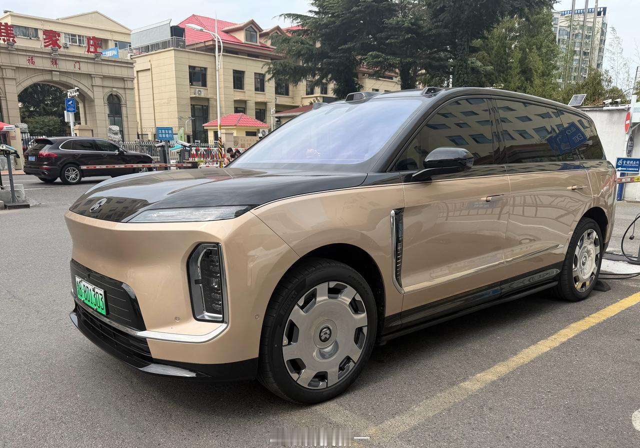 蔚来ES9真大，应该没有男人不喜欢大车吧？​